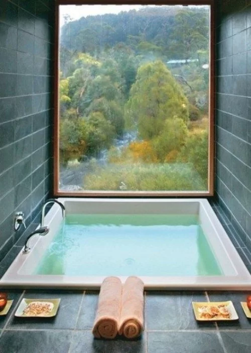Eingelassene Badewanne breites Fenster Panoramablick Zen Feeling