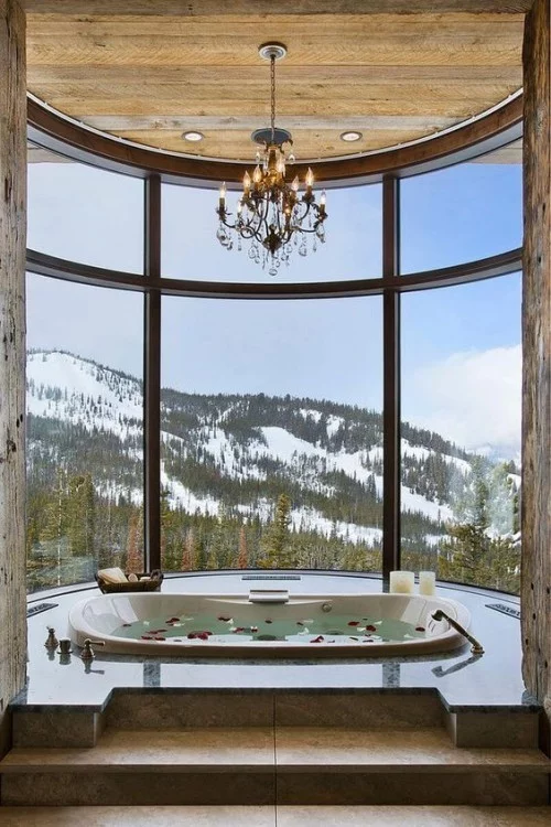 Eingelassene Badewanne erstklassiges Design breites Fenster Berglandschaft Rosenblüten im Wasser