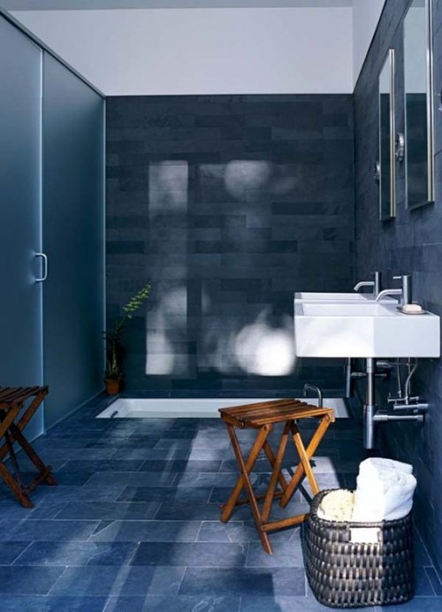 Eingelassene Badewanne gefliestes Bad in Blau Waschbecken Wanne in Weiß Holzhocker