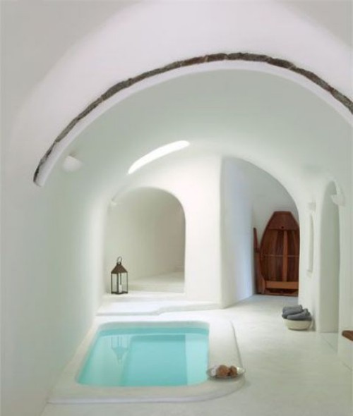 Eingelassene Badewanne gewölbte Durchgänge ganz in weiß