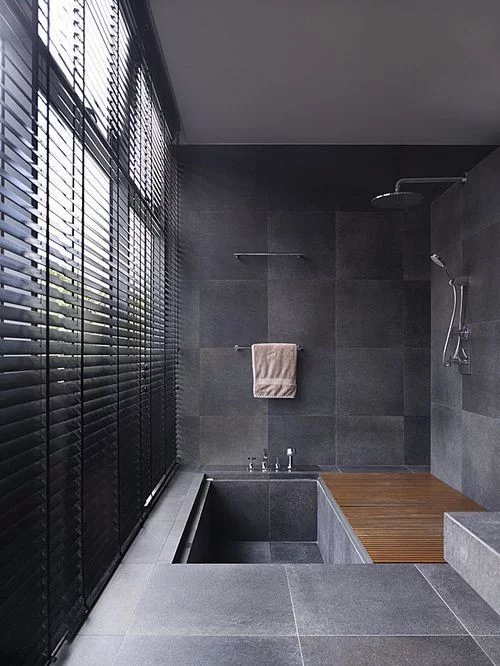 Eingelassene Badewanne graue Fliesen Dusche