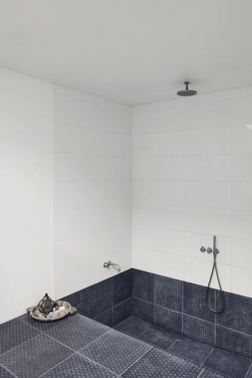 Eingelassene Badewanne graue Fliesen mit Dusche kombiniert