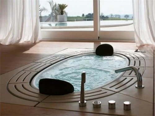 Eingelassene Badewanne luxuriöse Ausführung Blick draußen Pool