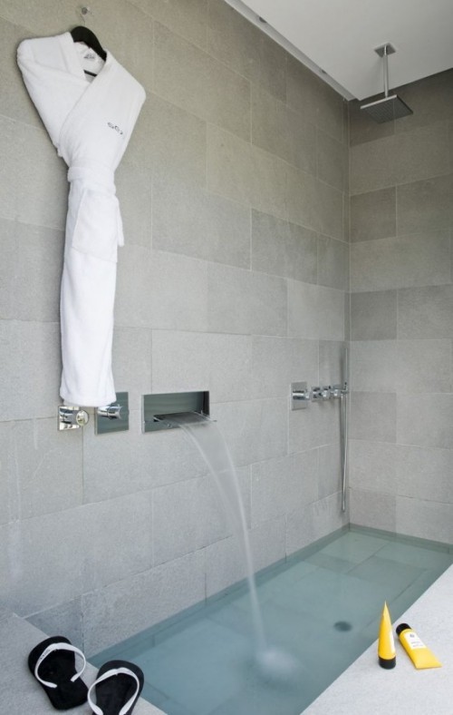 Eingelassene Badewanne minimalistisches Design fließendes Wasser