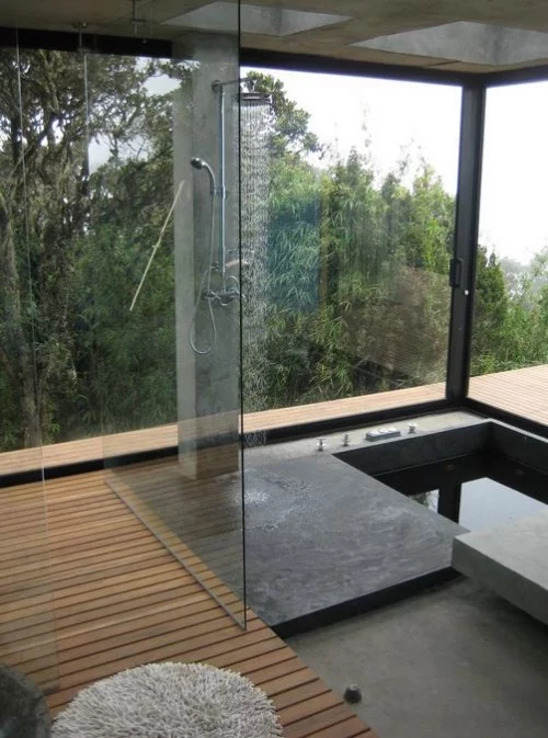Eingelassene Badewanne mit Dusche kombiniert Holz Glaswand Panoramablick