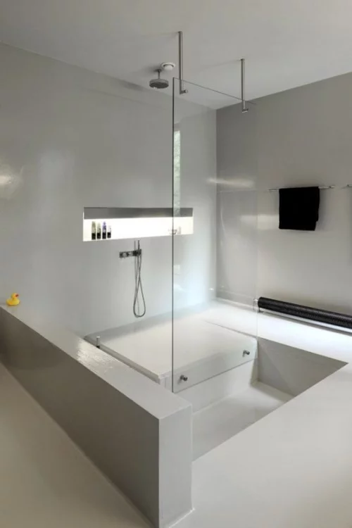Eingelassene Badewanne mit Dusche kombiniert minimalistisches Baddesign