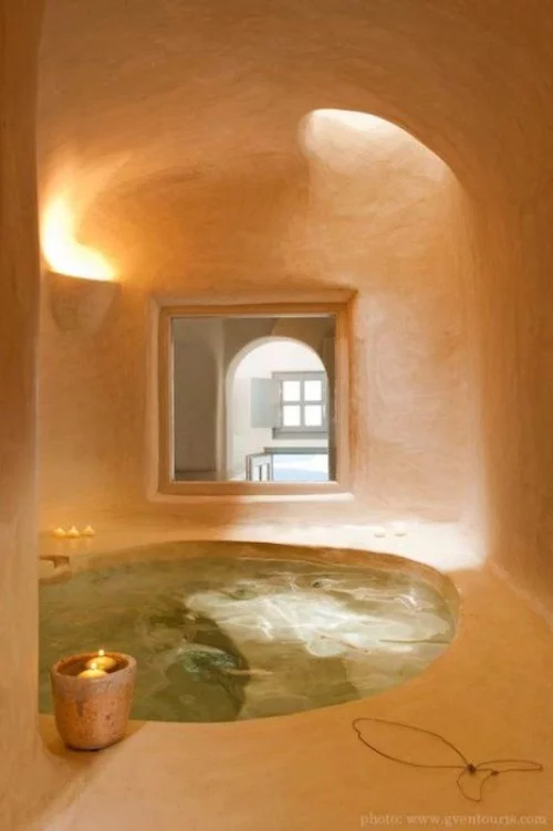 Eingelassene Badewanne runde Formen Zen Atmosphäre Kerzen gewölbte Durchgänge