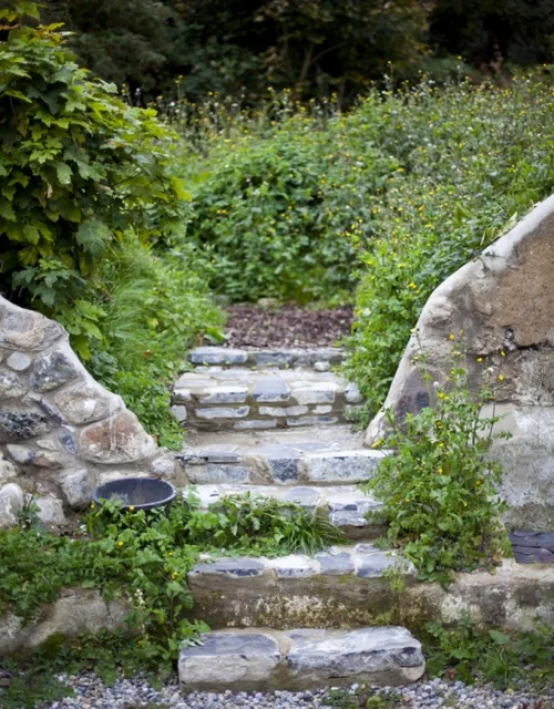 Gartenwege aus Stein Naturgarten dicke Trittplatten aus Stein pflanzenbewachsen