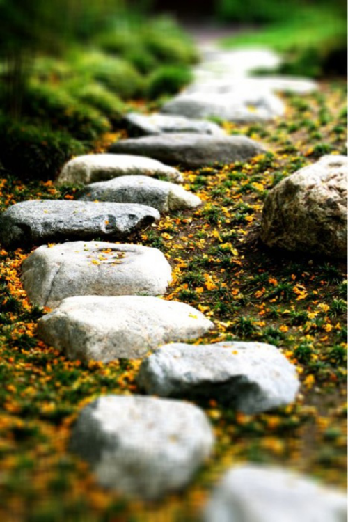 Gartenwege aus Stein große grobe Steine als Pfad angelegt