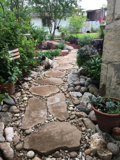 Gartenwege aus Stein großformatige Steine mit kleineren Steinen kombiniert