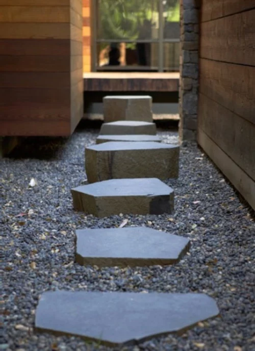 Gartenwege aus Stein im Hof japanisches Gartendesign