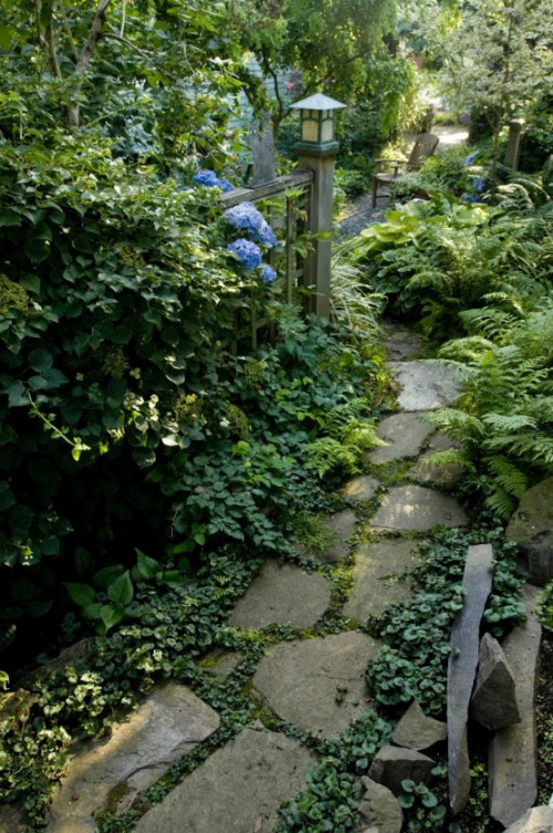 Gartenwege aus Stein ins Grün eingetaucht Laterne aus Holz Urban Gardening