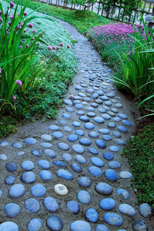 Gartenwege aus Stein kleine Steine Basis aus Beton auffälliges Design