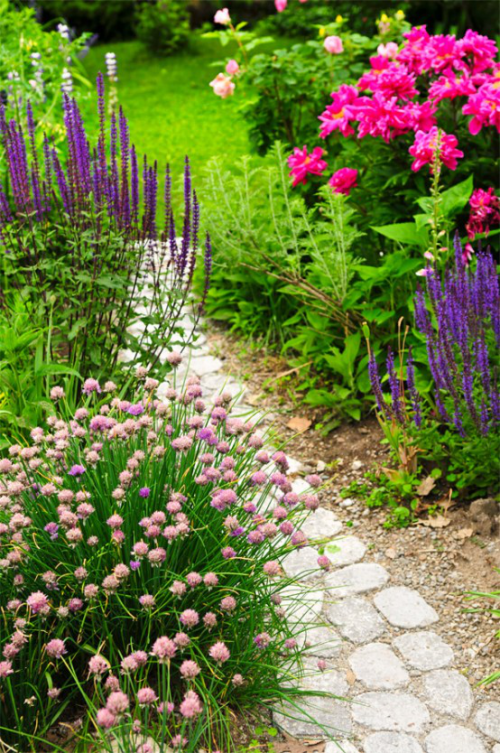 Gartenwege aus Stein kopfsteingepflasterter Pfad schöne bunte Blumen