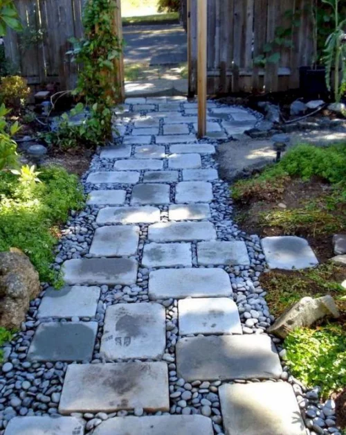Gartenwege aus Stein rechteckige Steinplatten mit Kies gerade zum Tor