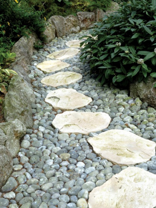 Gartenwege aus Stein weiße großformatige Steinplatten mit Kies kombiniert