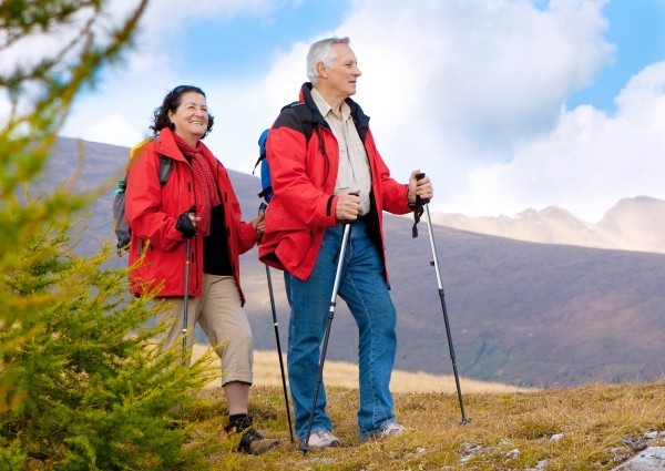 Granatapfel Wirkung bewiesen – Anti-Aging-Verbindung besteht Menschenversuch sport treiben senioren wandern
