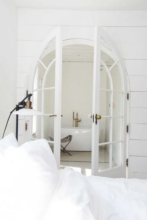 Halbkreisfenster gewölbte Zimmerdurchgänge Interieur ganz in Weiß Schlafzimmer Bad französische Tür Retro-Elemente