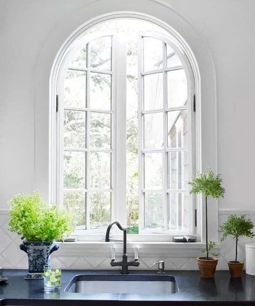 Halbkreisfenster gewölbte Zimmerdurchgänge eine helle und sehr ansprechende Küche Spüle grüne Zimmerpflanzen