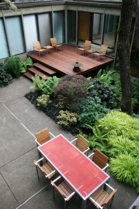 Holzterrasse gestalten minimalistisch einfache Möbel viele grüne Pflanzen