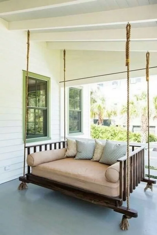 Hängebett draußen auf der Veranda vollen Komfort und Relax genießen im Sommer