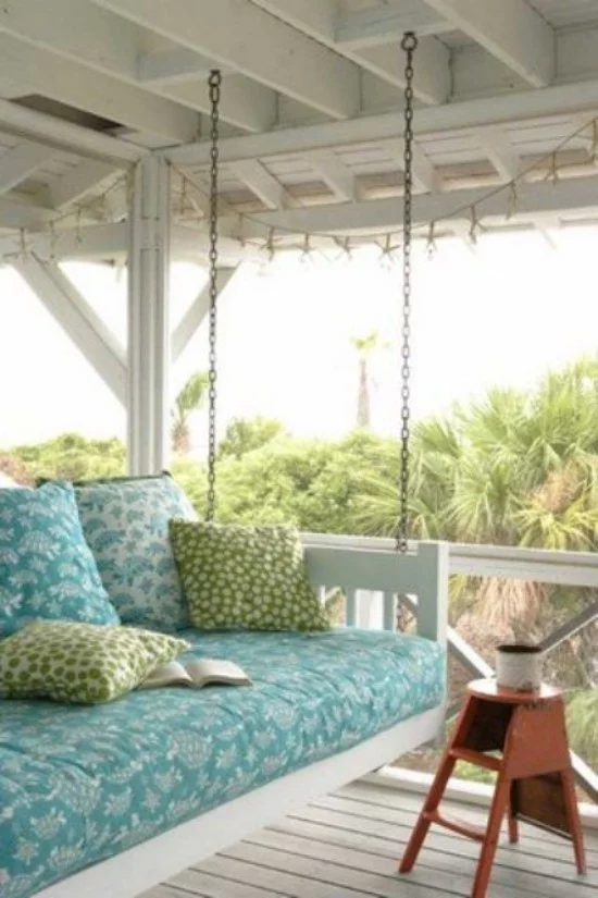 Hängebett draußen auf der überdachten Terrasse perfekte Höhe Polsterung Deko Kissen Beistelltisch