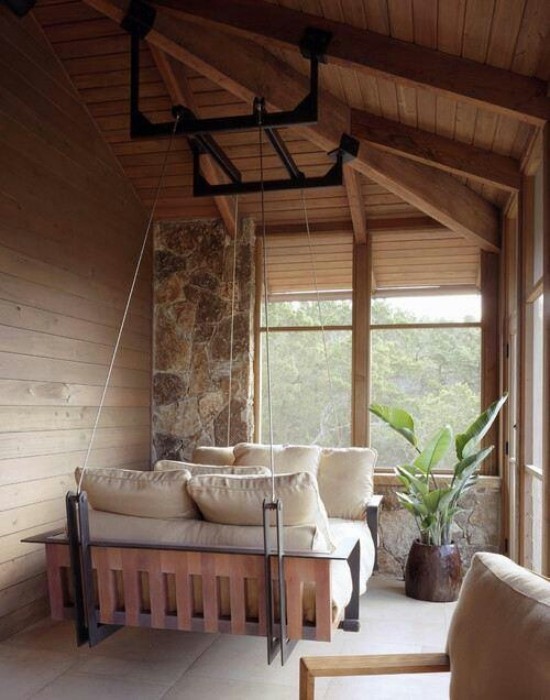 Hängebett draußen auf der überdachten Veranda sehr stilvoll und komfortabel