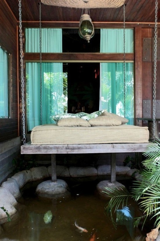 Hängebett draußen ausgefallenes Design direkt am Wasser auf Pfeilen stehend