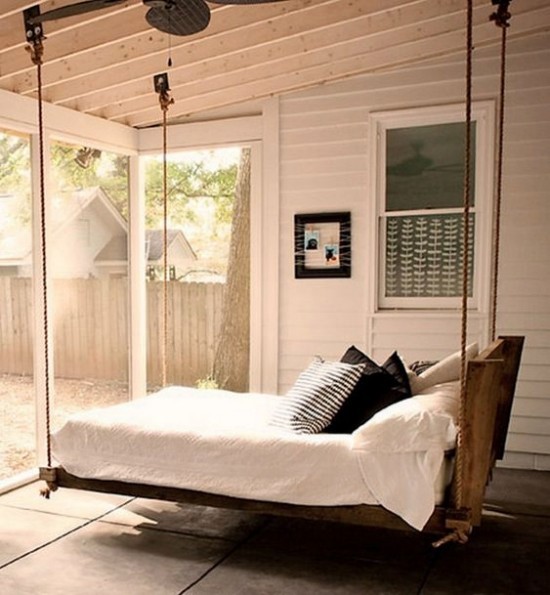 Hängebett draußen einfaches Modell auf der Veranda sehr romantisch und einladend wirken