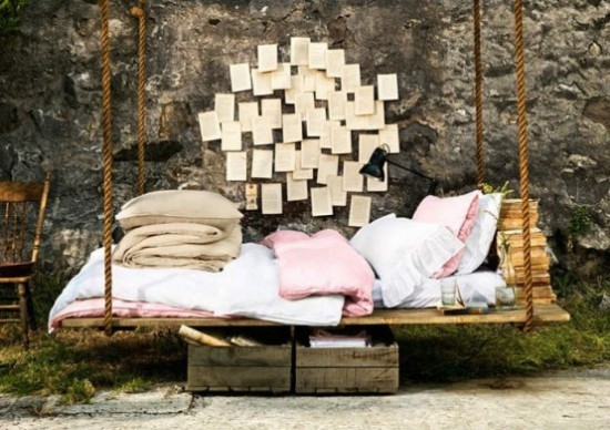  Hängebett draußen im Garten Bücher zum Lesen Bettwäsche zum Schlafen Steinwand mit Zetteln Papier dekoriert