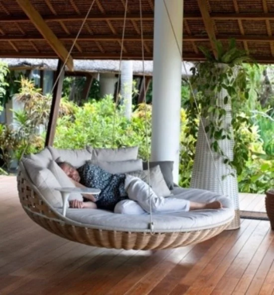 Hängebett draußen in runder Form auf der überdachten Veranda für ein Nachmittagsschläfchen im Freien