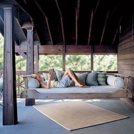 Hängebett draußen komfortabel im Freien liegen und lesen leichter Zugang auf die Liegefläche