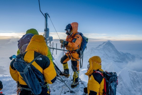 Höchste Wetterstation der Welt auf Mount Everest errichtet forscherteam auf the balcony