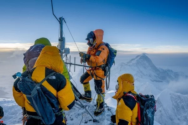 Höchste Wetterstation der Welt auf Mount Everest errichtet forscherteam auf the balcony