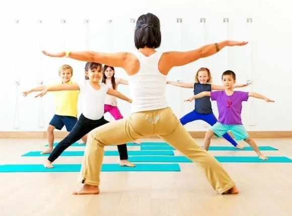 Kinderyoga Übungen Körperhaltung asana Yogaübungen für Kinder