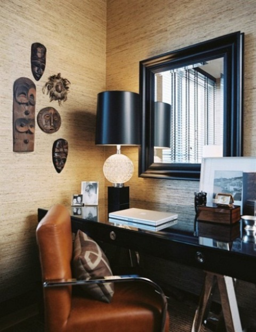 Maskulines Homeoffice Wanddeko Ledersessel schwarzer Schreibtisch schwarze Schreibtischlampe großer Spiegel an der Wand
