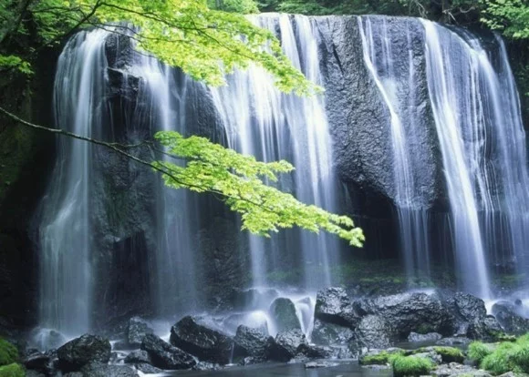 Negative Ionen in der Natur Wasserfall positive Energie