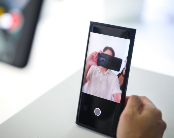 Oppo enthüllt weltweit erste Selfie-Kamera unter dem Display absolut unsichtbar