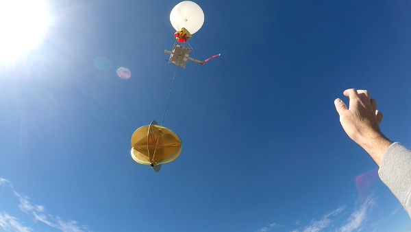 Smartphone übersteht ultimativen Falltest aus erstaunlichen 31.540 Metern wetterballon im weltall freilassen