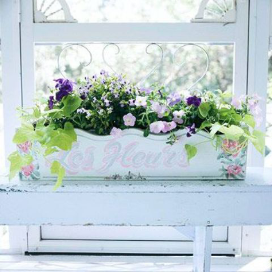 Sommerblumen Deko Ideen Blumenkasten im Vintage-Stil an der Fensterbank zarte Blumen schöner Hausschmuck