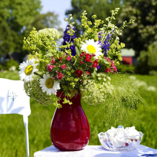 Sommerblumen Deko Ideen Blumenstrauß weiße Margeriten blau-lila Schwertlilien Wildpflanzen schöner Blumenstrauß in Vase