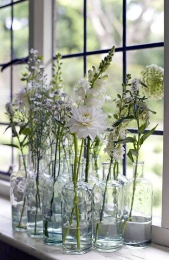 Sommerblumen Deko Ideen Gläser auf der Fensterbank Dahlie andere Blumen