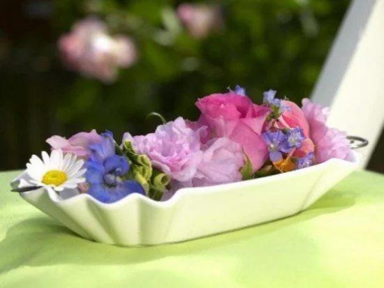 Sommerblumen Deko Ideen Rosen Ranunkeln Margeriten in einer Schale arrangieren