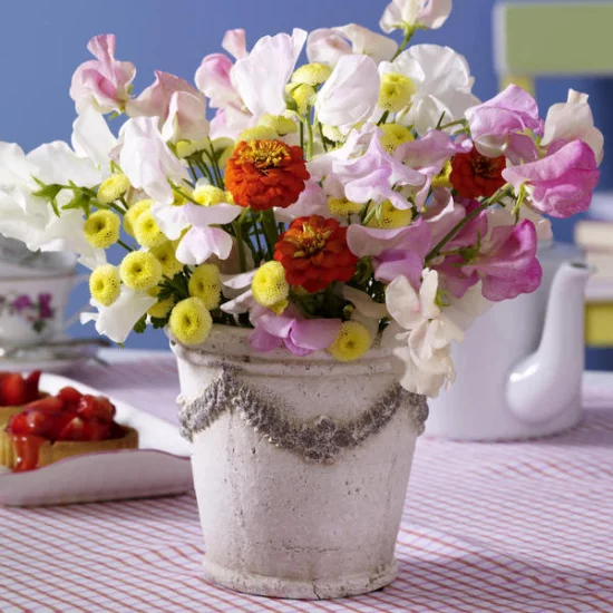 Sommerblumen Deko Ideen bunte Blumen in einem alten Retro Eimer arrangieren
