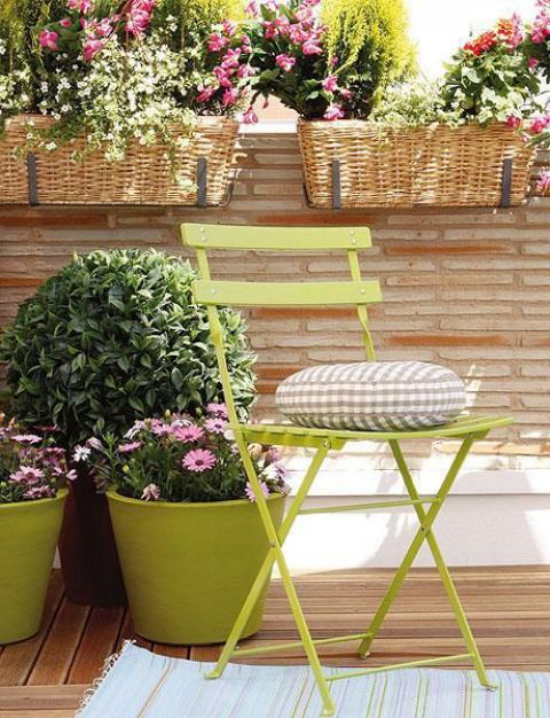 Sommerblumen Deko Ideen den Balkon mit Blumen dekorieren grasgrüne Töpfe Körbe Pflanzgefäße