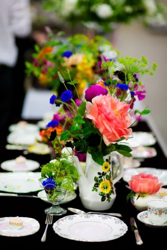 Sommerblumen Deko Ideen den Tisch draußen dekorieren bei speziellen Anlässen
