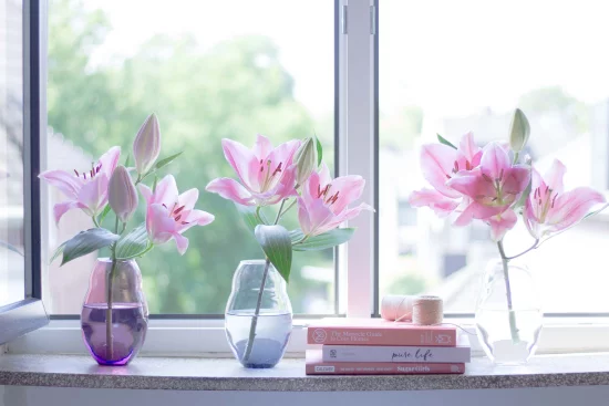 Sommerblumen Deko Ideen drei Vasen mit lila Blumen auf der Fensterbank drinnen