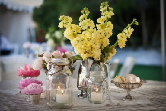 Sommerblumen Deko Ideen weiße Kerzen Tischdeko für ein besonderes Abendessen draußen