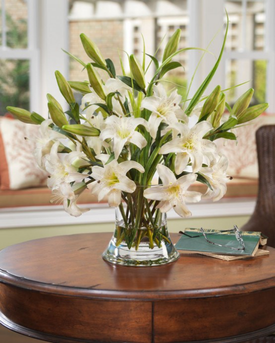 Sommerblumen Deko Ideen weiße Lilien unbeschreiblich schön in Vase auf dem Kaffeetisch