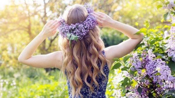 Sommersonnenwende 2019 Blumenkranz aus Flieder tragen alte Tradition